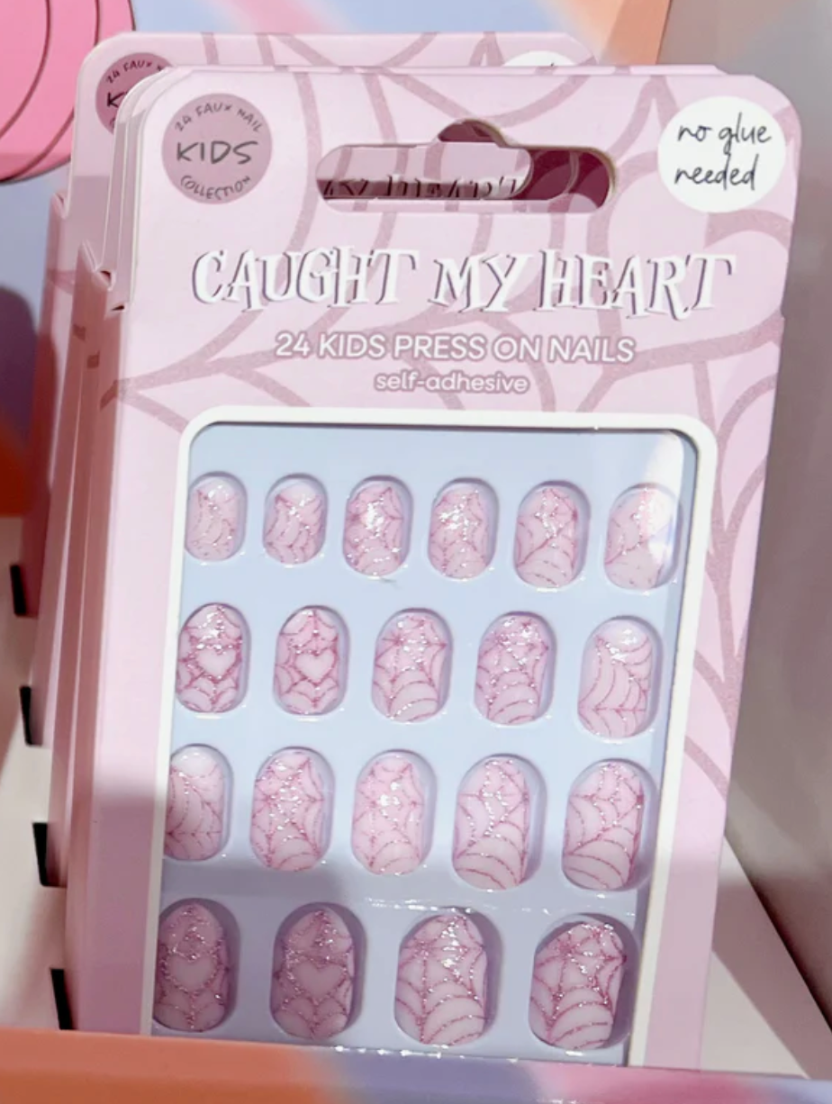 Caught My Heart Artificial Nails